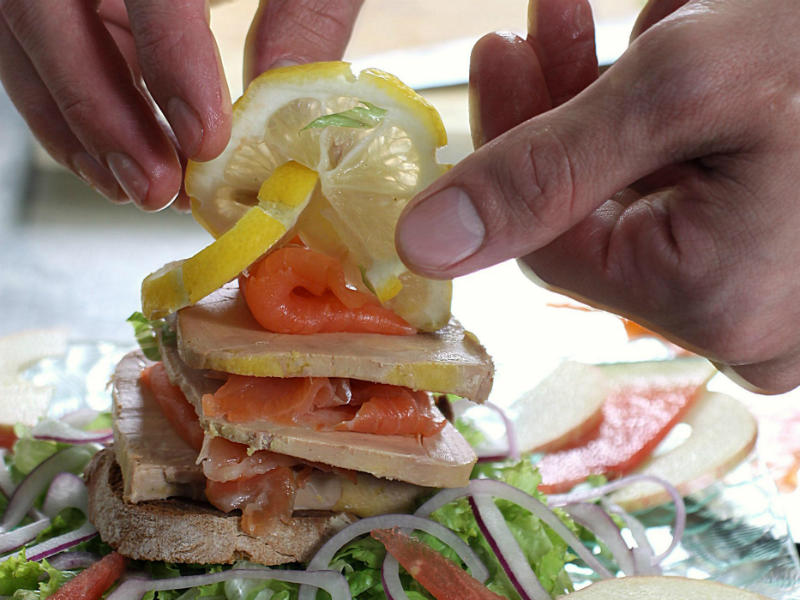 Recette de terroir pour ce millefeuille de foie gras à la truite fumée des Pyrénées